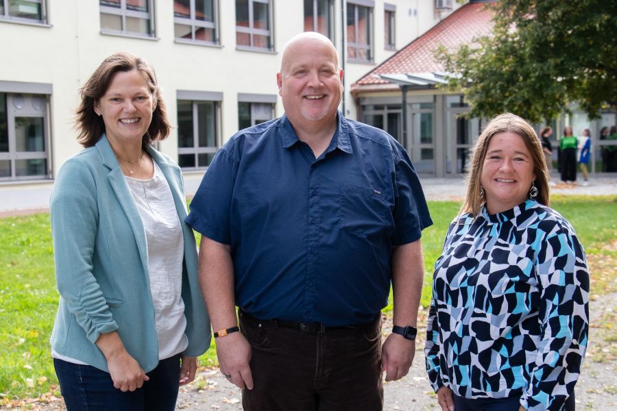 Schulleitung und Verwaltung: von links nach rechts: Konrektorin Inge Seidl, Rektor Werner Maier, Brigitte Ableitner-Raab von der Verwaltung