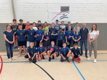 Foto der Schüler der beiden Schulmannschaften an der Sportmittelschule Hauzenberg