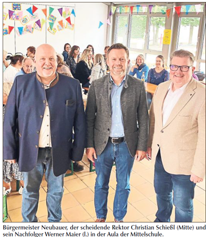 Bild mit Bürgermeister Neubauer, dem scheidenden Rektor Christian Schießl (Mitte) und Nachfolger Werner Maier in der Aula der Mittelschule