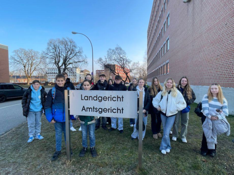 Foto der Schüler der 7b vor dem Amtsgericht
